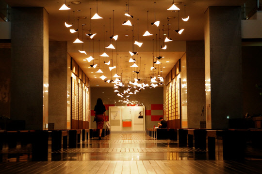 지난 8월 연세대학교 학술정보관 명예의 전당에 설치된 LG디스플레이의 OLED 조명 '비상' 구조물 모습. <LG디스플레이 제공>